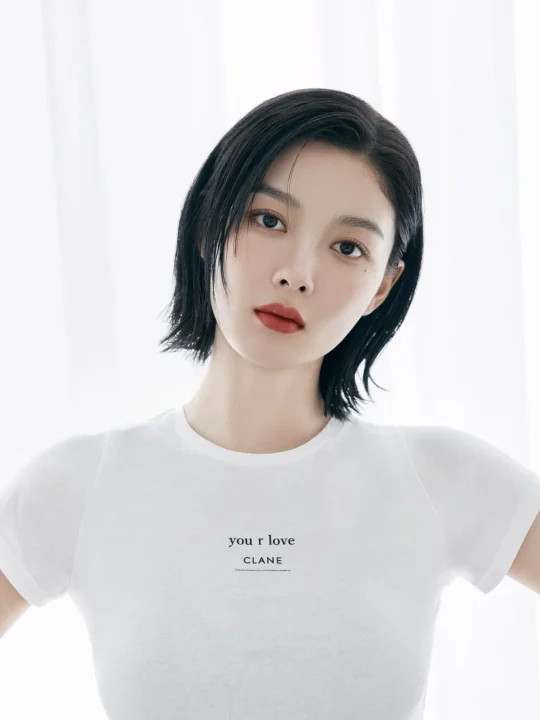 白いTシャツを着たキム・ユジョン氏