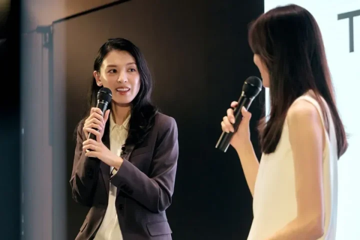 イベントで対談する申真衣さんと笹川友里さん