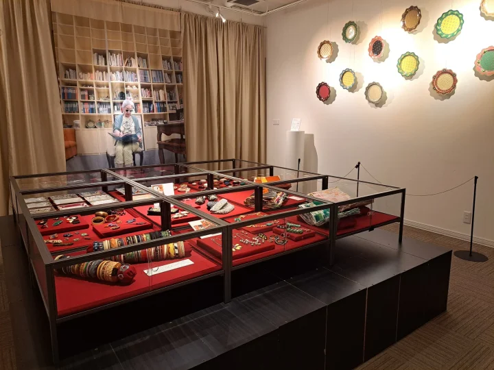 室内で行われている展示会の様子