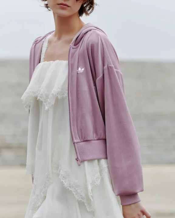 ピンクのベルベットパーカーを着た女性