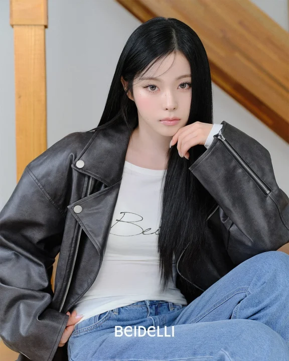 ライダースジャケットの女性