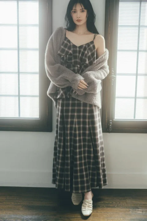 窓際でポーズをとる女性