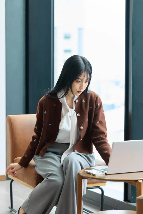 女性、アジア人、ノートパソコン、作業、窓際、オフィス、カフェ、ファッション、カーディガン、ブラウス、カジュアル、ビジネス、スマートフォン、室内
