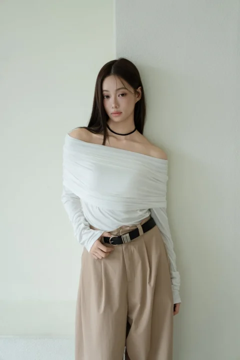 女性,ファッション,オフショルダー,白トップス,ベージュパンツ,ワイドパンツ,ベルト,チョーカー,ポートレート,韓国ファッション,大人カジュアル,シンプル,ミニマル,スタジオ,屋内,全身