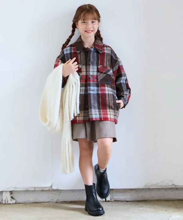 チェック柄シャツとマフラーを着用した女の子
