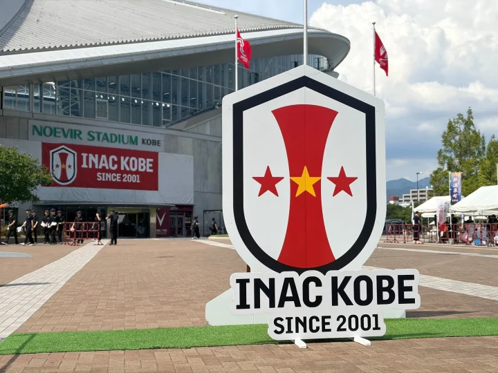 ノエビアスタジアム神戸とINAC神戸のロゴディスプレイ