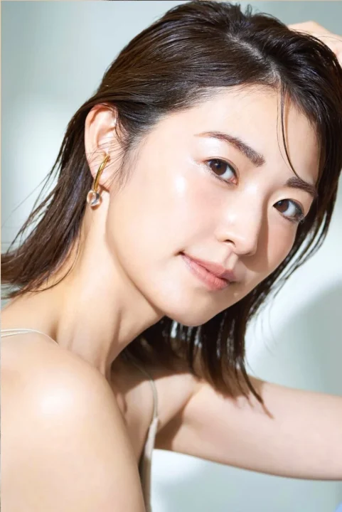 ウェットヘアと透明感のある肌が美しい女性モデル