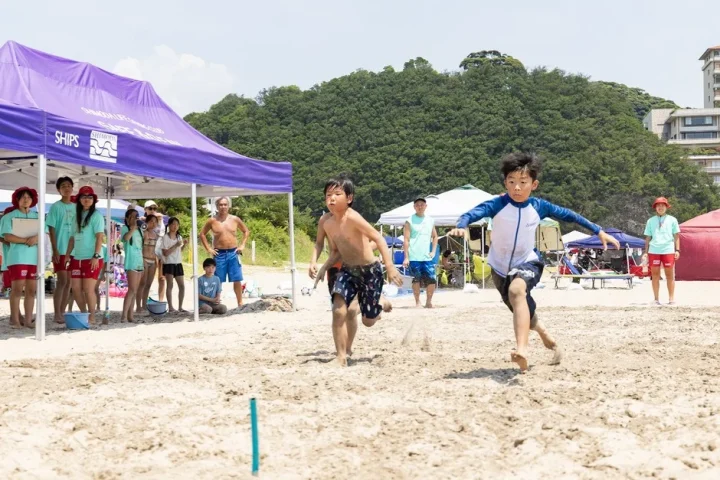 ビーチを走る子供たち