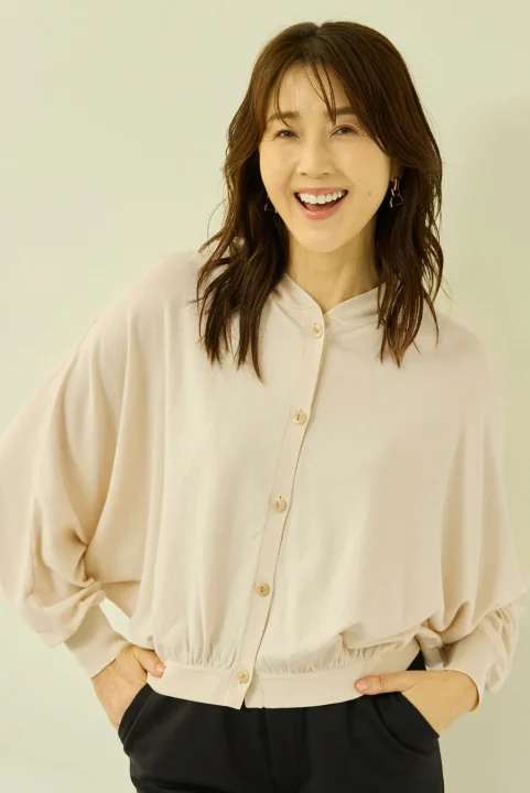 笑顔で立つ女性モデル