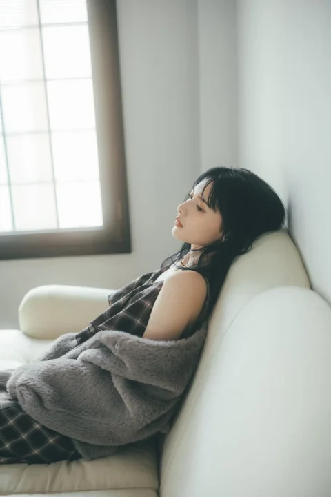 ソファでリラックスする女性