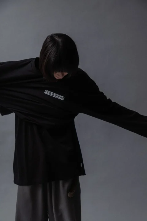 FOOOOURのロゴが入ったTシャツ