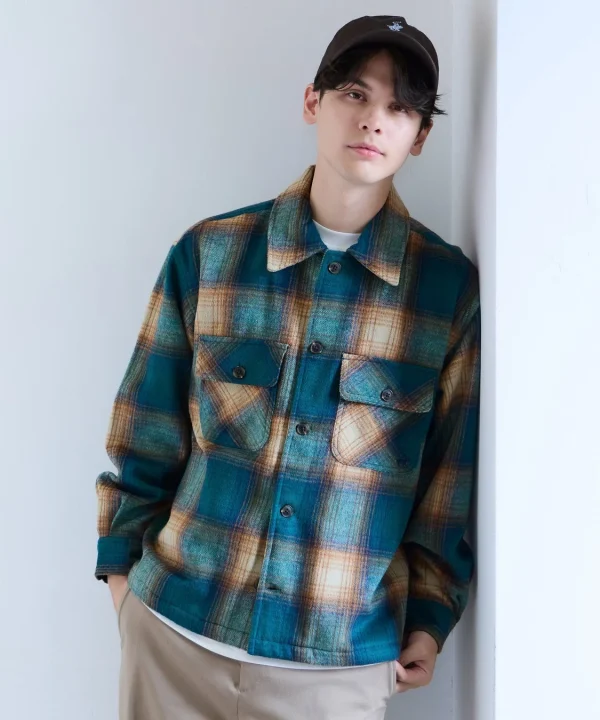 チェック柄シャツとキャップの男性