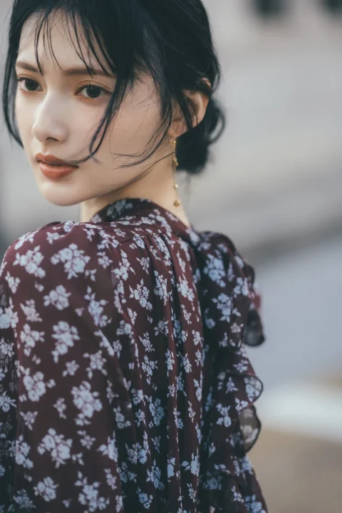 花柄のワンピースを着た女性
