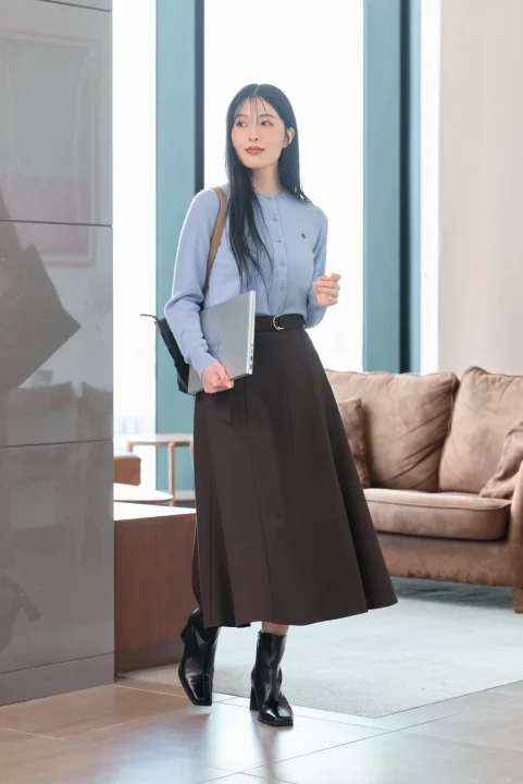 女性、ファッション、オフィススタイル、カーディガン、ロングスカート、ブーツ、ノートパソコン、屋内、アジアンビューティー、エレガント、ビジネスカジュアル、秋服、冬服