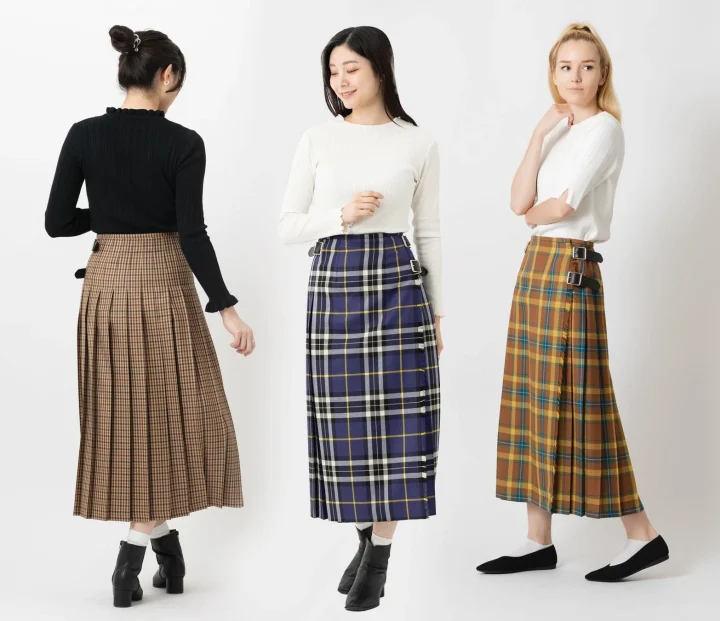3人のモデルが、それぞれ異なるデザインのチェック柄ロングスカートを着用