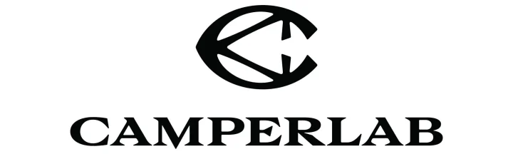 白地に黒で「CAMPERLAB」というブランド名とその抽象的なロゴマークが描かれた画像