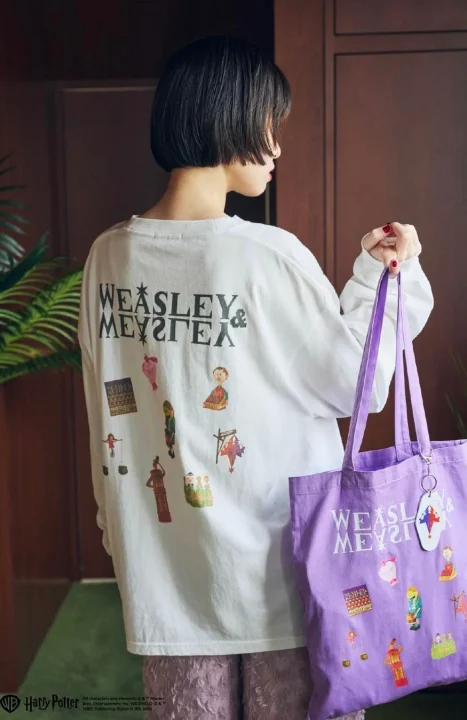 ウィーズリー兄弟をテーマにしたTシャツとトートバッグを着用した女性