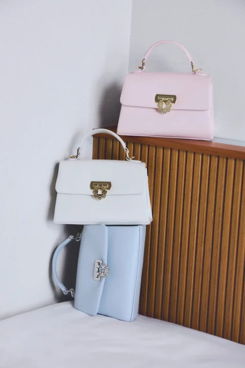 ピンク、白、水色のハンドバッグ