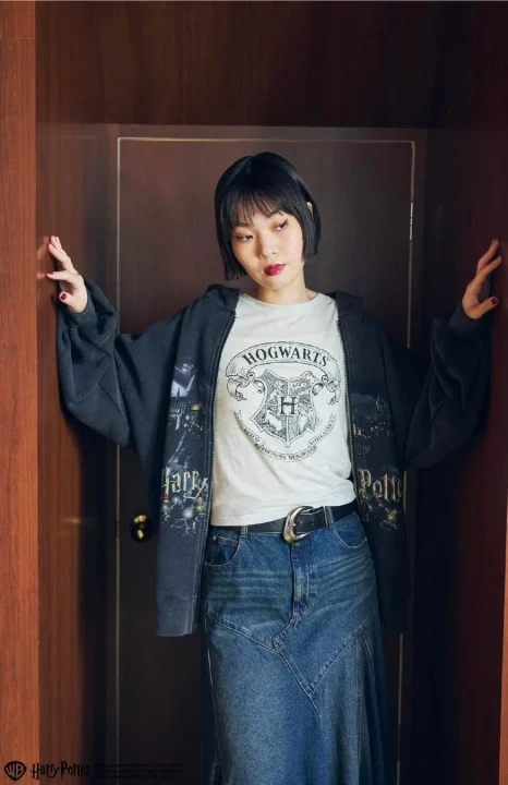 ハリーポッターのTシャツとパーカー、デニムスカートを着用した女性