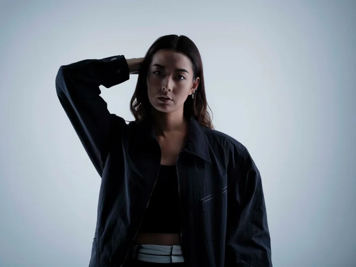 黒いジャケットを着用した女性のポートレート