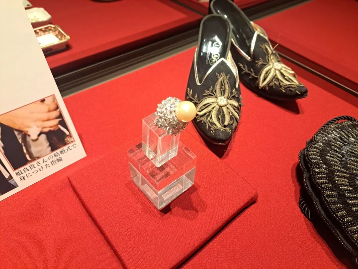 赤い布の上に展示された、パールとダイヤモンドの指輪