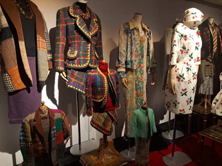 様々な柄やデザインの服を着たマネキンが並ぶ展示風景