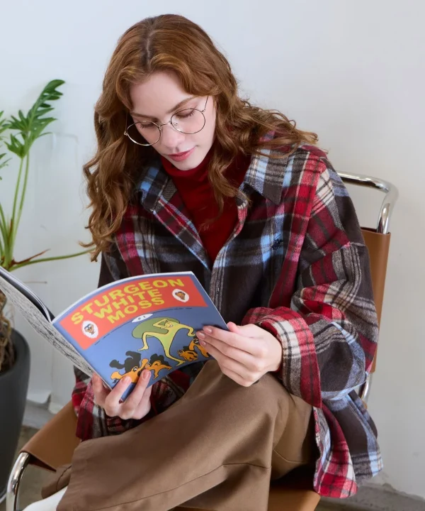 チェック柄のシャツを着て本を読む女性