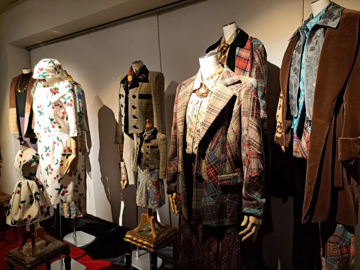 複数のマネキンが様々なデザインの服を展示している様子