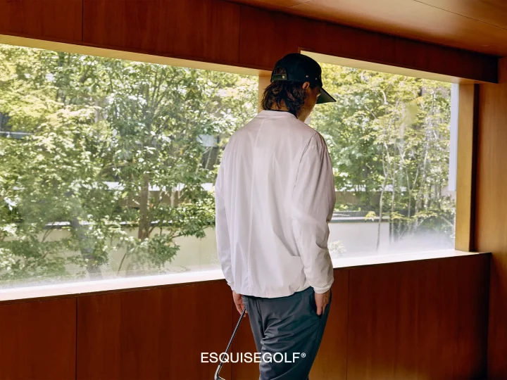 窓の外を眺める男性モデル