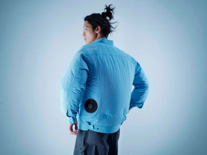 青いファン付きジャケットを着用した男性