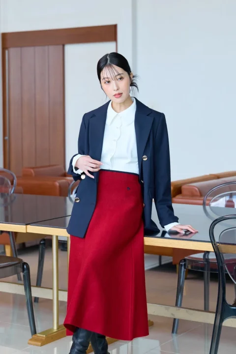 ファッション、女性、ポートレート、ブレザー、スカート、赤、ネイビー、白、きれいめ、大人カジュアル、オフィススタイル、屋内、立ち姿、モデル