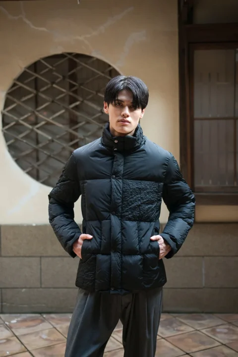 黒いダウンジャケットを着用した男性モデル