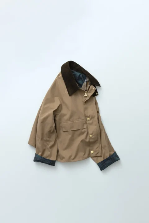ベージュのジャケット全体