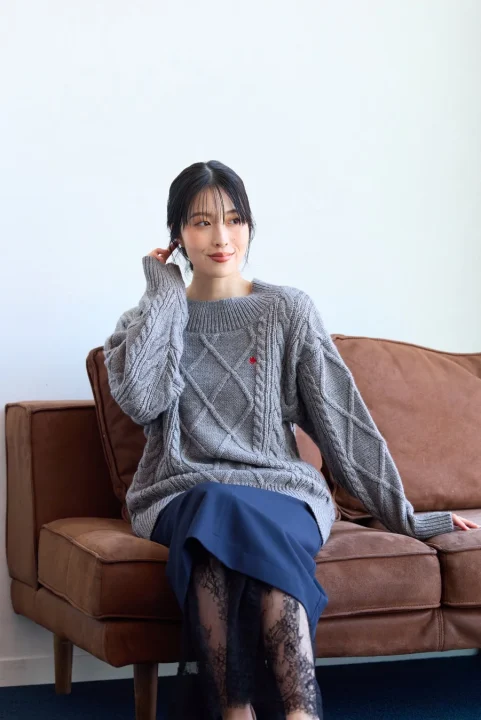 女性、ファッション、セーター、ケーブルニット、スカート、レース、ソファ、室内、ポートレート、カジュアル、冬服、笑顔、おしゃれ