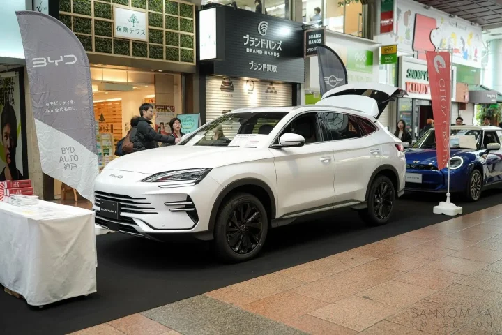 ショッピングモールでの自動車展示