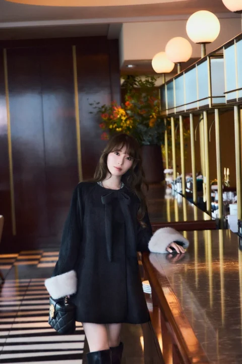 黒いファー付きコートを着用した女性