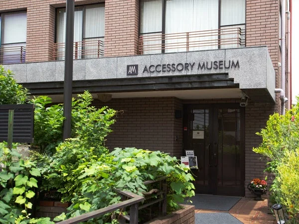 「ACCESSORY MUSEUM」と書かれたレンガ造りの建物の入り口