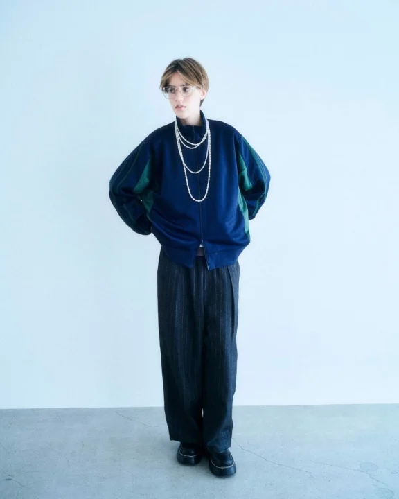 トラックスーツとパールネックレス