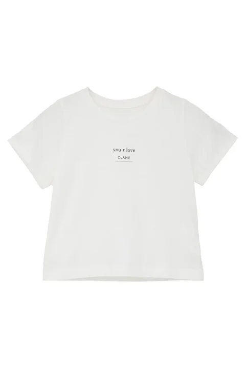 胸元に「you r love CLANE」と書かれた白い半袖Tシャツ