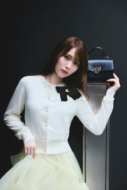 白いカーディガンとチュールスカートを着用した女性