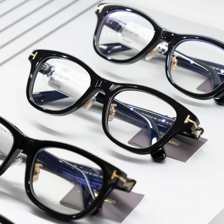 TOM FORDの黒縁メガネ
