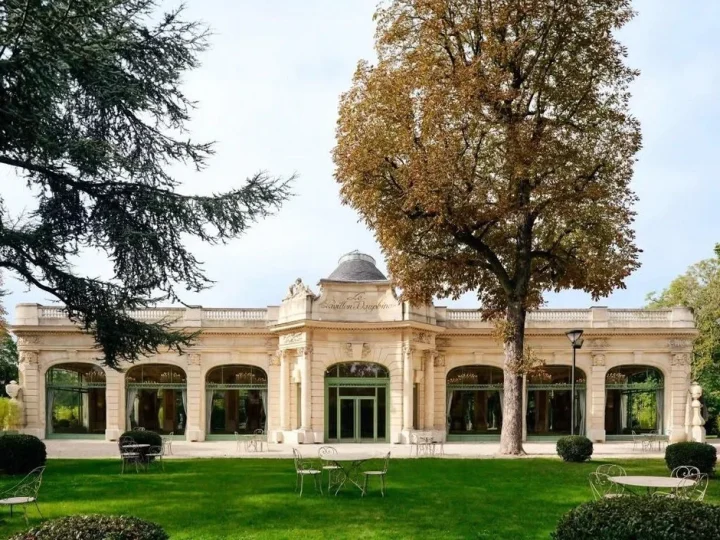 広々とした庭園の中に建つ古典的な建築様式の美しい建物「Le Pavillon Dauphine」