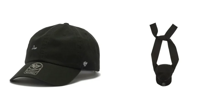 白い背景に黒い野球帽とストラップ付きのキャップが並んでいます。野球帽には「Dear」の文字と「47 CLEAN UP ADJUSTABLE」のロゴが刺繍されており、両アイテムは「47」ブランドのものです。