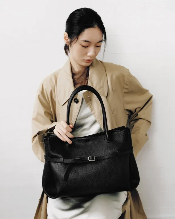 トレンチコートとGRAZIA黒バッグのコーディネート