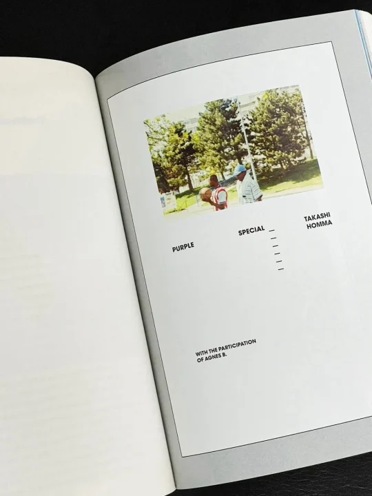 開かれた雑誌のページで、屋外でバスケットボールを持つ男性が写る写真が掲載されている