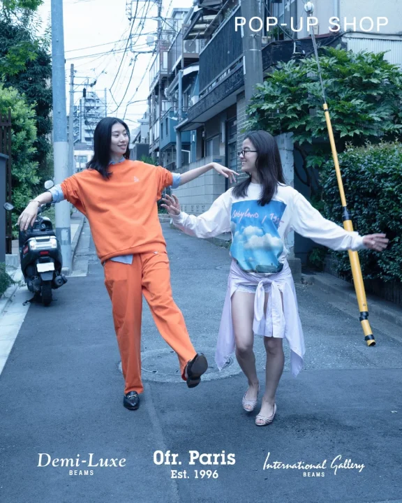 日本の街角で、2人の女性が楽しそうにポーズをとっているファッションスナップ