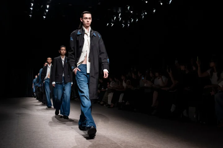 ランウェイを歩く男性モデルのデニムファッション