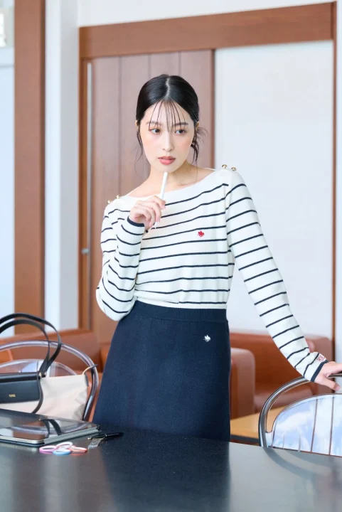 女性、ファッション、ボーダーニット、スカート、オフィスカジュアル、室内、テーブル、ペン、日本人、ポートレート