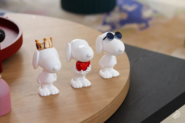 王冠、ハート、サングラスをそれぞれ身につけた白いスヌーピー風のフィギュアが3体