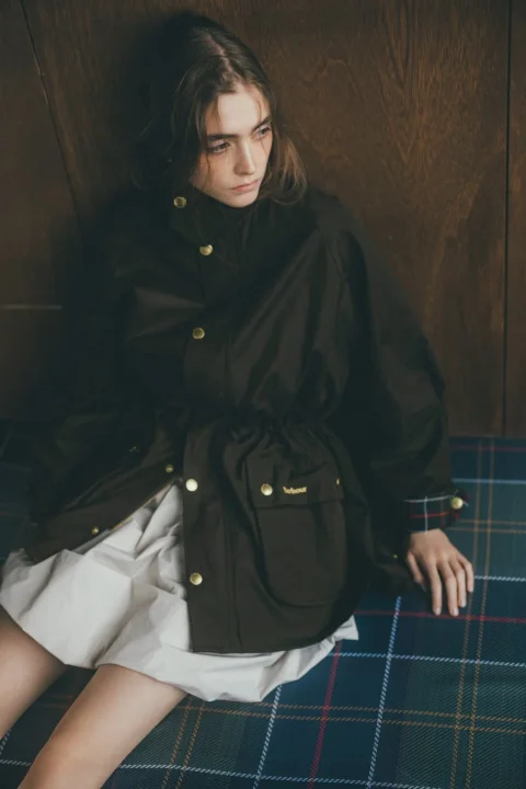 クールな雰囲気の女性モデルが着用